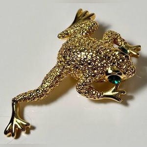 Napier goldtone w/green rhinestone eyes textured frog brooch 1 3/8” (455)
